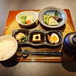 まるなが食堂 - 料理写真:ランチメニューは一択

●日替わりランチ　1,400円　となり

■主菜を3択から選択できる

御膳が最初に提供され、後から天ぷらが提供された