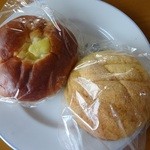 A-One Bakery - 左：クリームパン　右：メロンパン　各５０円