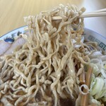 ケンちゃんラーメン - 縮れ太麺リフト。