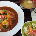 クレール - 料理写真:オムカレー。味噌汁付きなのが喫茶店ぽくて良いね