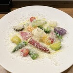 on... - ○ 17種のお野菜　味噌漬クリームチーズ　グラナパダーノ(私)
                      グラナパダーノチーズがたっぷりで野菜の彩りが良くビジュアルがおしゃれです。
                      味噌漬けチーズを付けていただきます。
                      お箸でいただきました。