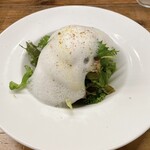 on... - ＜冷前菜①＞
                      ○地野菜のサラダ
                      柚子を使ったソースにエスプーマは甘酸っぱい酸味があります。
                      酸味でさっぱりなソースにやはり野菜が美味しい。