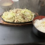 びっくり焼き亭 - 料理写真:ホルモン焼き(1.5人前)、ご飯(味噌汁付)中