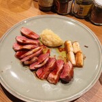 WINE BAR TOPA - 炭火で焼いたカリッとした皮と柔らかい肉の組み合わせがとても高級感がありました。味付けも控えめで、鴨の風味を存分に楽しめました。