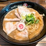 ラーメン人生JET - 【2024年10月】鶏煮込みそば1,000円、提供時。