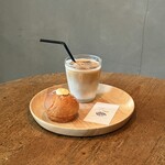 カフェ ダコタン - カフェラテ、たっぷりクリームの塩パン