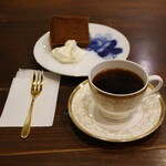 Coffee Hana - ブレンドコーヒー(600円)
                        手作りケーキセット シフォンケーキ(+500円)
                        (WEDGWOOD:CELESTIAL GOLD)