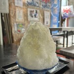 仲氷店 - 料理写真:マンガに出てくるみたいなかき氷。ノスタルジックな店内もいとおかし❤️