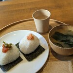 Onigily Cafe - おにぎり２つとお味噌汁をお願いしました