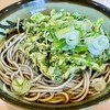 立ち喰いそば 鈴しげ - 料理写真:春菊天そば@420円　こちらは麺が特徴的。サクサクとした嚙み応え。ん～、文字で表現するとマズそうだけど、これが美味しいのよ！ツユよし！天ぷらよし！駅からちょい距離があるけど、足を運ぶ価値は十分あります！