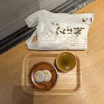 Henbaya Shoten Iseshi Ekimae Ten - 店内で、へんば餅！伊勢茶は、無料セルフですよ！