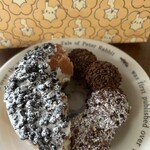 mister Donut Apita Tokai Arao Shop - 2種のドーナッツが半分ずつ置いてあったので、こうしてくっつけてみた。最初からこんなドーナッツがあったかのようなナリになった。