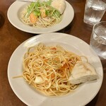 CORE - ミニトマトとモッツァレラのトマトソースパスタと、生サーモンの和風仕立て！