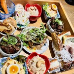 ムカカ - 【前菜】ムカカ盛(2人前2,200円)
◾️このお店の名物料理。
◾️木箱に9種類の小鉢。
　見た目、味の両方良し。
◾️注文は偶数のみ(奇数はNG)