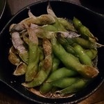 居酒屋まるや - オーブンで焼いた枝豆。香ばしさと歯ごたえがもっちりしてました。