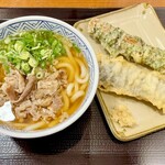 すなだ どんどん - 「肉うどん(中)(560円)+ ちくわ磯辺揚げ(150円)+ナス(140円)」です