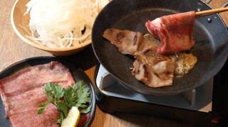 taishuusukiyakihokuto Shinjuku Chuo Higashiguchi Ten - 牛タン塩だれ焼き・お肉と相性抜群 玉ねぎを包んで牛タン塩だれ焼き