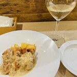 Donostia Comeru。 - 国産若鶏もも肉のチャコリのクリームソース＆ヴィーニャ・ポマール・ブランコ