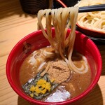 Mita Seimenjo Hiroshima Kamiyamachi Ten - つけ汁は煮干し粉末タップリ豚骨スープ、麺はスープが絡み易い極太縮れ麺
                        柚子の皮で若干、スッキリしますけど基本的には煮干し粉末マシマシでの豚骨スープなので濃い味わい
                        麺は小盛~大盛までは同一料金