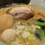 横浜家系ラーメン 圭壱家 - 醤油豚骨 820円、味玉 120円
            2024年11月15日