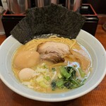 横浜家系ラーメン 圭壱家 - 醤油豚骨 820円、味玉 120円
            2024年11月15日