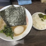 オタクが作るラーメンは異世界でも通用するらしい。 - 料理写真:味玉ラーメンと無料ライス