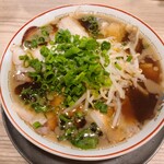 鯨人 - 料理写真:山盛りのモヤシ、ネギ、一面のチャーシューがデフォルト！