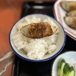 Hachimiya - ギョーザオンザライス。これがね〜パンチが効いてメチャクチャ旨い。ビールが飲みたくなる旨さ。