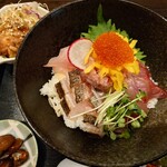 Niku Robata toco - ◯超海鮮丼
                      
                      おかみさんにネタを尋ねてみたら
                      大将さんが答えられた
                      
                      コハダ、ブリ、イサキの炙りとのこと
                      
                      他には、とびっこ、ネギトロが上に載っていた