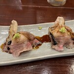 Kaki to Sushi Umi no Okite - お通し350円(蔵王牛炙り肉寿司)