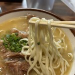 Okinawa Soba Senmon Ten Maruchi Chatan Ten - 麺は「ストレートの細麺」