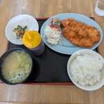 日乃出食品工業 - この日の「日替り定食」は「チキンカツ」