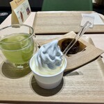 272913221 - ソフトクリームと水出し冷茶ときんつば