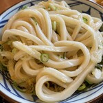 Marugame Seimen Tsuruoka Ten - 『冷ぶっかけうどん+薬味･天かす』の天地返し