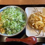 Marugame Seimen Tsuruoka Ten - 『冷ぶっかけうどん+薬味･天かす＆野菜かき揚げ天』