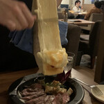 CheeseTable Ikebukuro Ten - 目の前でトローリとかけてくれます。