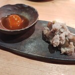 日本酒庵　吟の杜 - お通し　黄身の醤油漬けと肉ごぼう