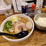 麺や いつき - 鶏塩ら～めん 950円、大盛 100円(税込)、小ライス 150円(税込)、トッピングチャーシュー130円、くずれ煮玉子 50円(税込)。