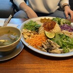 Yoyonam - 名物和え麺。見た目のインパクトありまくりですが、さらっと食べれてしまいます。