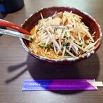 麺屋 やじや - ◯みそやじや（多分1辛）
にんにくタップリな
ベトコン風の豚骨ピリ辛ラーメン

素揚げされているにんにく3掛けとにんにくスライス

モヤシも山盛りとなっていて
二郎インスパイア系な見た目でもある