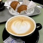 UPLIGHT COFFEE - ホットカフェラテ ¥600（税込）。奥に見えるのがシュークリーム（2個）。