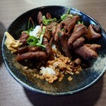 麺屋 やじや - その味噌の煮汁もご飯に掛けられていた

これは美味しいし、ご飯が進むなあ♪

牛スジのどてめしの方が
僕的にはより好みではあるけれど、、、