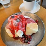 EMILY TEA&BREAD - 料理写真:ベリーベリーパンケーキとホットコーヒー