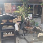 岡本屋 売店 - 店の前