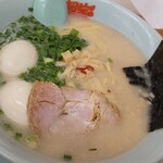 山岡家 - 料理写真:プレミアム塩とんこつラーメン９３０円　味付け玉子１４０円