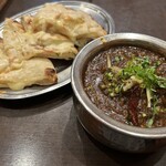 AROMAS of INDIA - マトンアチャリ、チーズナン