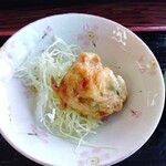 ドライブイン汐風 - 小鉢はすり身の揚げたもの(美味しい)