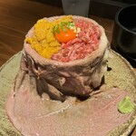 肉の隠れ家 おあがり - ウニ、ユッケのトッピング。