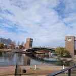 Starbucks Coffee Toyama Kansui Koen Ten - 橋の向かって右側の建物の上に上がって景色を見られるみたいです。