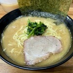 八家 - 料理写真:中ラーメン　900円(税込)